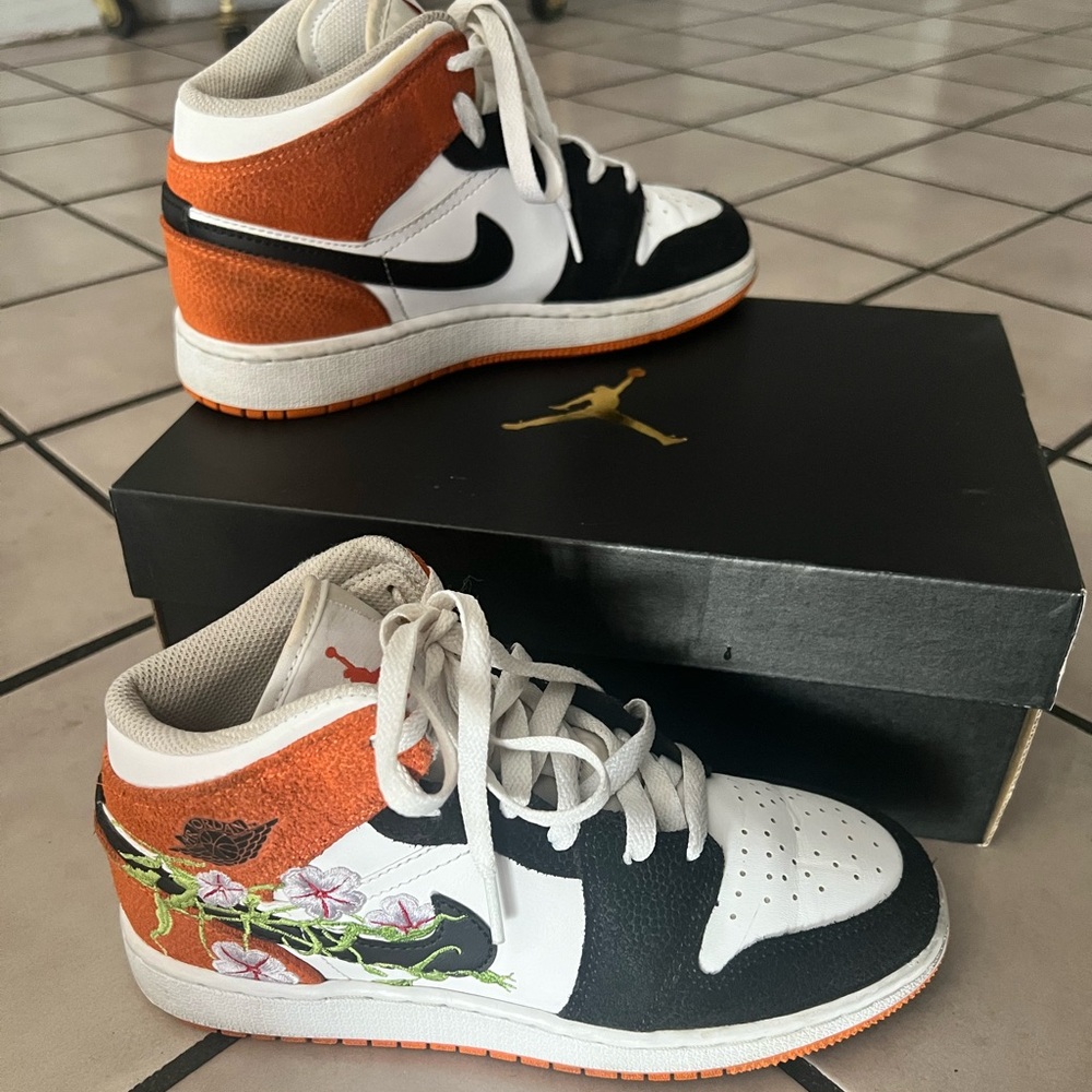 Jordan 1 Mid girl's size 4.5Y